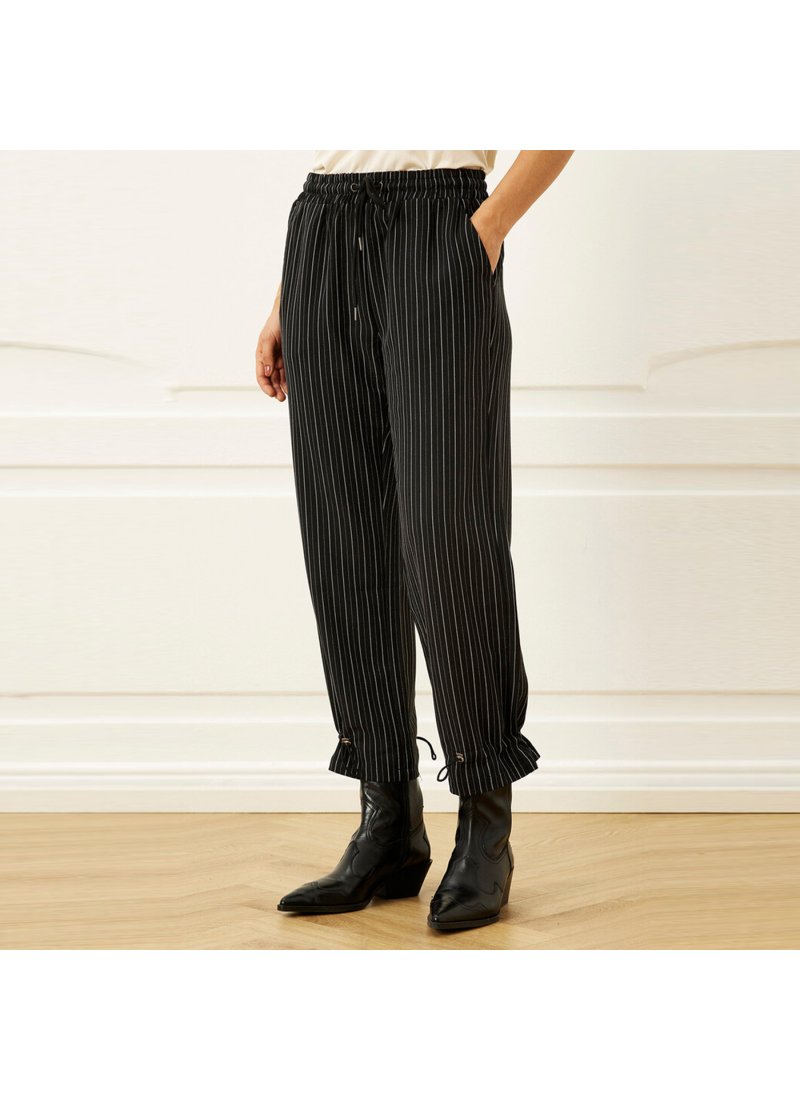16053 Hilda pants